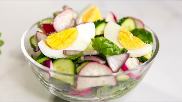 Insalata colorata con ingredienti vari in ciotola